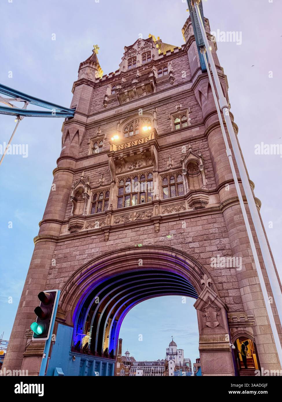Ein Blick aus nächster Nähe auf die berühmte Tower Bridge, die warm am Abendhimmel in London leuchtet Stockfoto