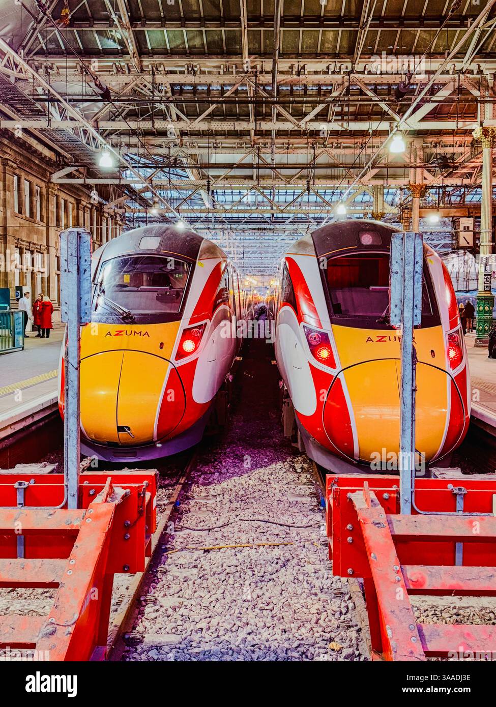 Eine doppelte Dosis Azuma am Bahnhof Edinburgh Waverley - moderne Bahntechnik Stockfoto