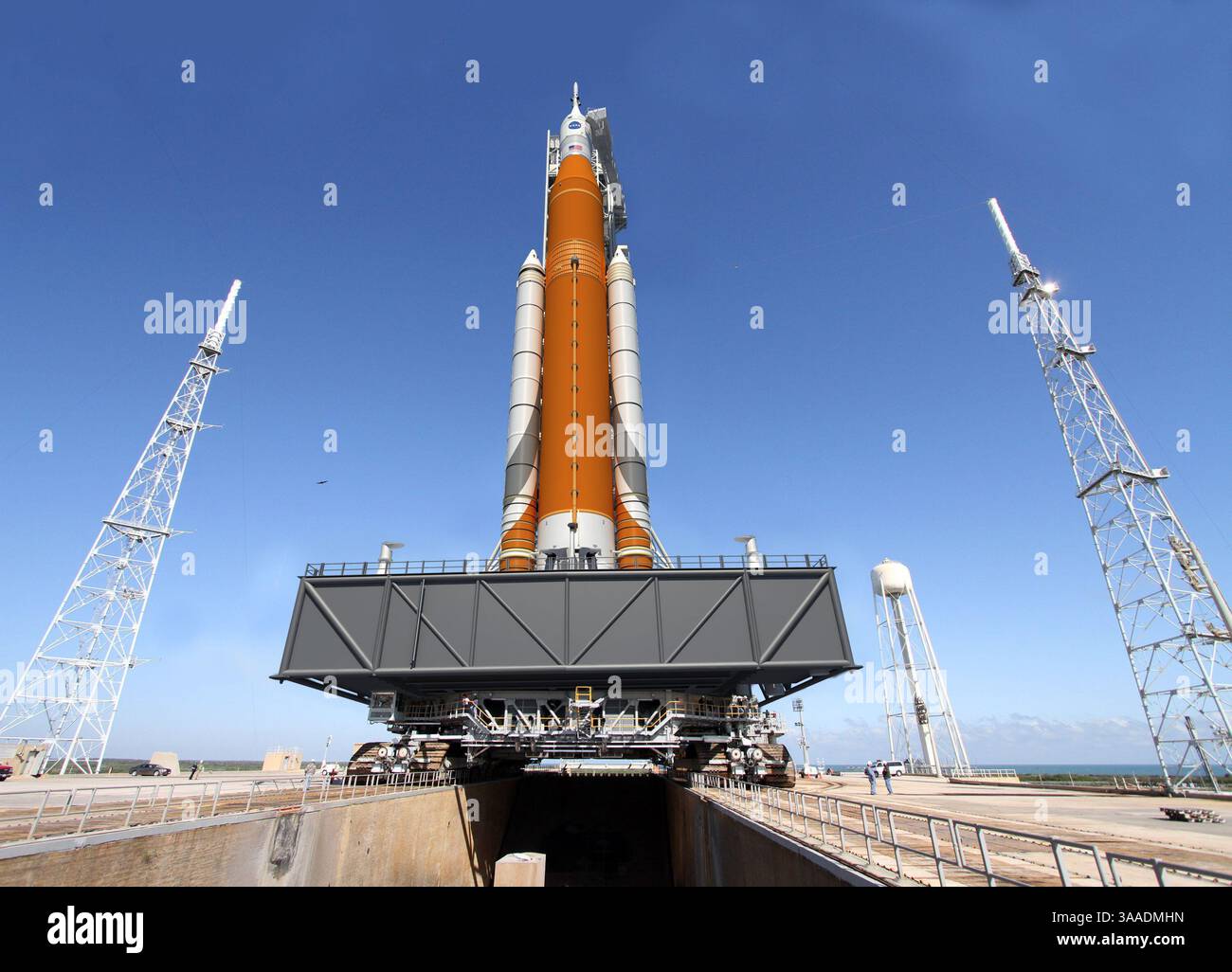 23. Oktober 2015: Huntsville, Alabama, USA – Künstlerkonzept der Block-I-Konfiguration des Space Launch Systems (SLS) der NASA. Zum ersten Mal seit fast 40 Jahren hat eine NASA-Rakete alle erforderlichen Schritte abgeschlossen, um eine kritische Entwurfsprüfung (Critical Design Review, CDR) zu bestätigen. Das Space Launch System (SLS) der Agentur ist das erste Fahrzeug, das den Herausforderungen der Reise zum Mars gewachsen ist und die erste Rakete der Explorationsklasse seit der Saturn V. SLS wird die leistungsstärkste Rakete aller Zeiten sein und mit dem Orion-Raumschiff Amerika in eine neue Ära der Erkundung starten. (Kreditbild: © MSFC/NAS Stockfoto