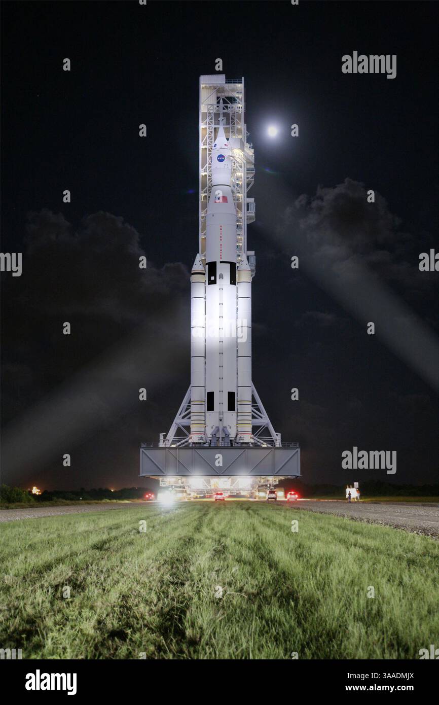 Oktober 2015 – Huntsville, Alabama, USA – dieses Künstlerkonzept zeigt das Space Launch System der NASA (SLS), das nachts zu einem Startplatz im Kennedy Space Center rollt. . Zum ersten Mal seit fast 40 Jahren hat eine NASA-Rakete alle erforderlichen Schritte abgeschlossen, um eine kritische Entwurfsprüfung (Critical Design Review, CDR) zu bestätigen. Das Space Launch System (SLS) der Agentur ist das erste Fahrzeug, das den Herausforderungen der Reise zum Mars gewachsen ist, und die erste Rakete der Explorationsklasse seit der Saturn V. SLS wird die leistungsstärkste Rakete aller Zeiten sein und mit dem Orion-Raumschiff der Agentur Amerika in eine neue Ära starten Stockfoto