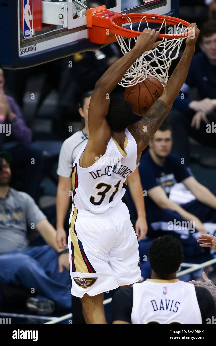 23. Oktober 2015: Der Aufseher der New Orleans Pelicans Bryce Dejean-Jones (31) taucht den Ball während des Spiels zwischen den Miami Heat und den New Orleans Pelicans im Smoothie King Center in New Orleans, LA. Die New Orleans Pelicans besiegen die Miami Heat 93-90. Stephen Lew/CSM(Bild: © Stephen Lew/CSM via ZUMA Wire) Stockfoto