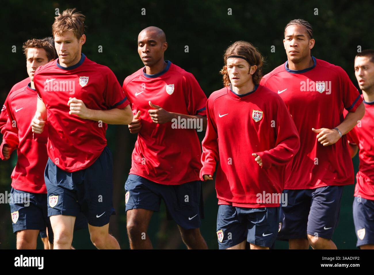 Die Spieler der US-Nationalmannschaft der Männer wärmen sich während des ersten Trainings des Teams am 2. Juni 2006 in Hamburg vor dem Fußballturnier der FIFA-Weltmeisterschaft auf. Nur redaktionelle Verwendung. Kommerzielle Nutzung verboten. (Foto von Jonathan Paul Larsen / Diadem Images). Stockfoto