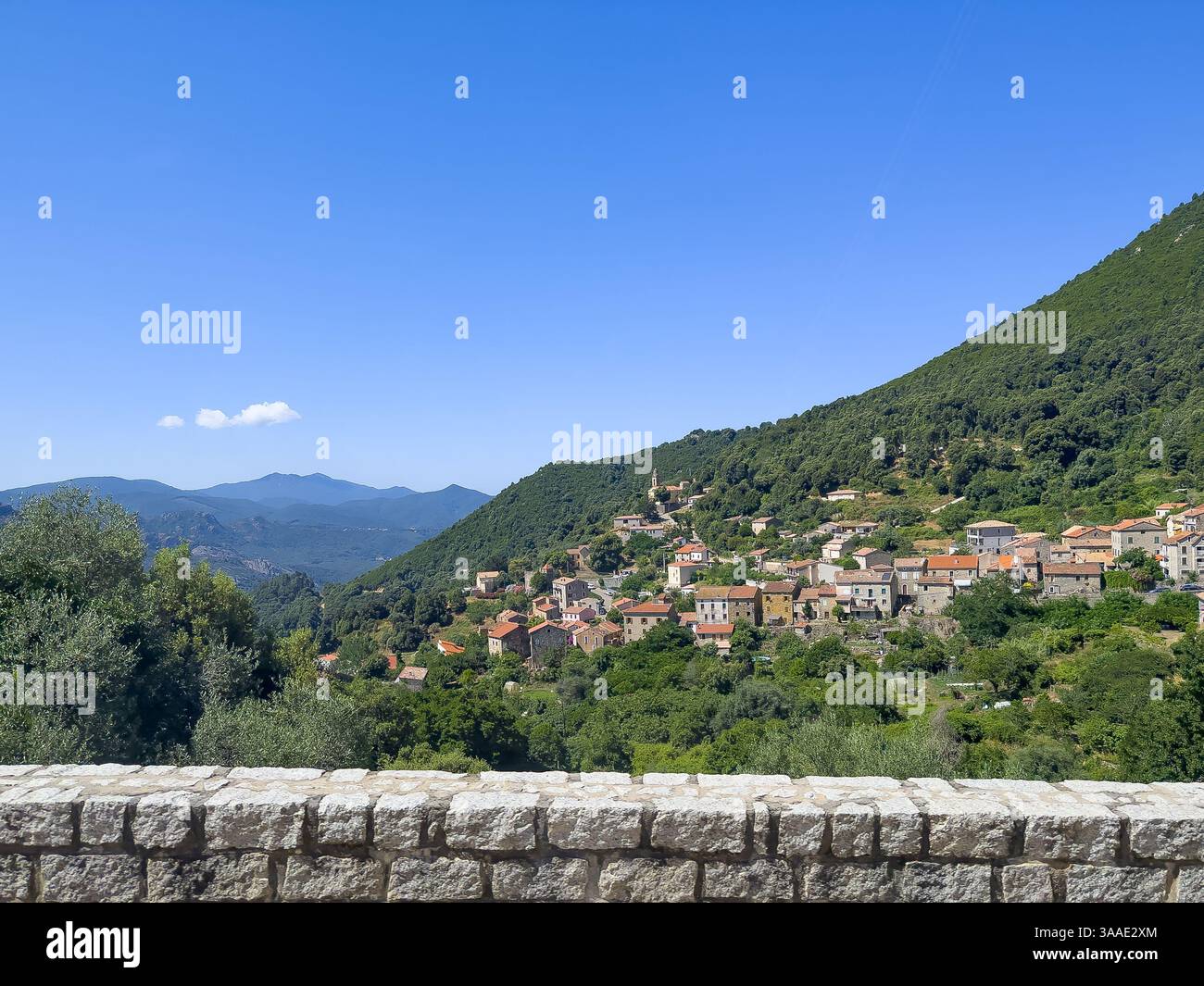 Ocana, Korsika, Frankreich - 8. Juli 2024: Grüne Berglandschaft. Über einen steilen Canyon blicken Sie von einer Seite des Dorfes auf die andere Seite. Wohnbereich Stockfoto