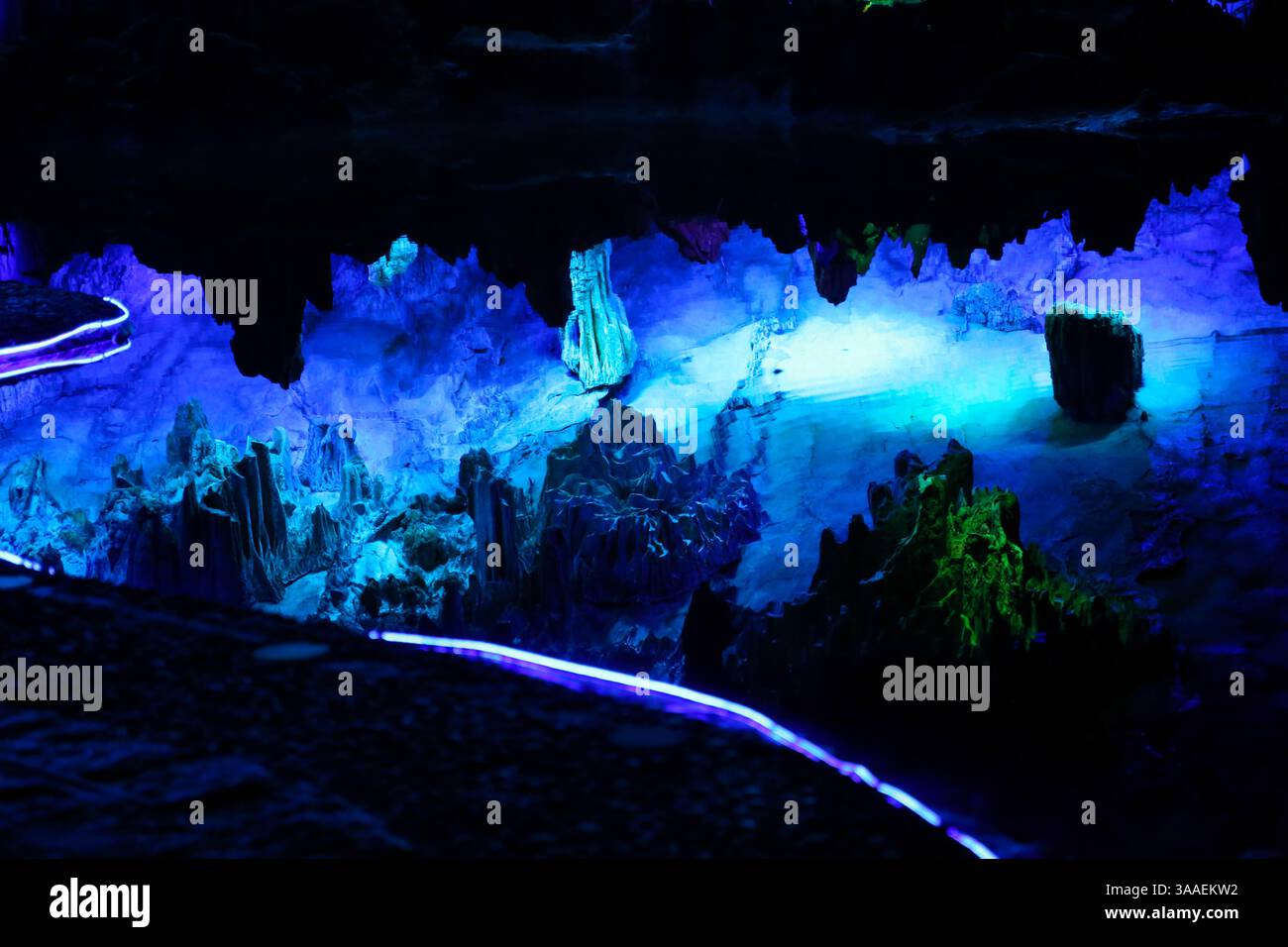 Blau beleuchtete Wand und Reflexion in der Schilfflötenhöhle (Guilin, China) - 7. September 2024 Stockfoto