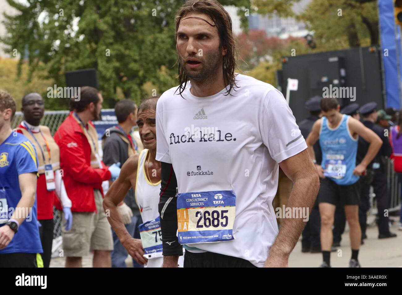 Jan. 2014 - New York, New York, USA S - anscheinend bekam dieser Läufer beim New York City Marathon, der es bis zur Ziellinie geschafft hat, keine Hilfe von Grünkohl. (Kreditbild: © Staton Rabin Via ZUMA Wire) Stockfoto