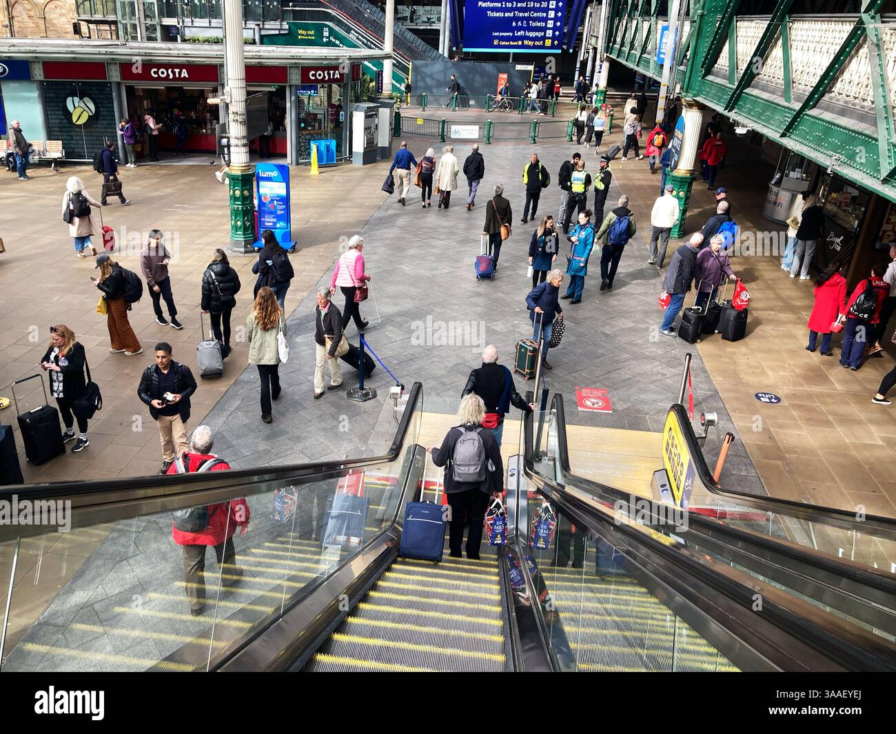 Bahnhofshalle Waverley, Edinburgh Schottland - Smartphone-aufgenommenes Stockfoto