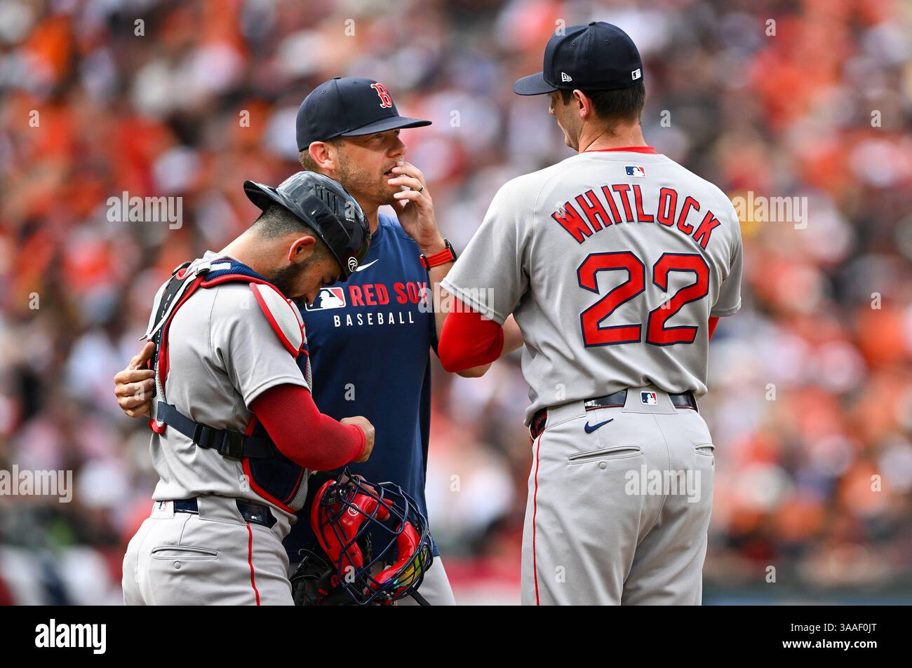 Baltimore, Usa. 31. März 2025. Boston Red Sox Pitching Coach Andrew Bailey (53) setzt sich am Montag, den 31. März 2025, im sechsten Inning des Heimspiels in Camden Yards in Baltimore, Maryland, mit dem Entlastungskrug Garrett Whitlock (22) und dem Catcher Connor Wong (L) zusammen. Foto: David Tulis/UPI Credit: UPI/Alamy Live News Stockfoto