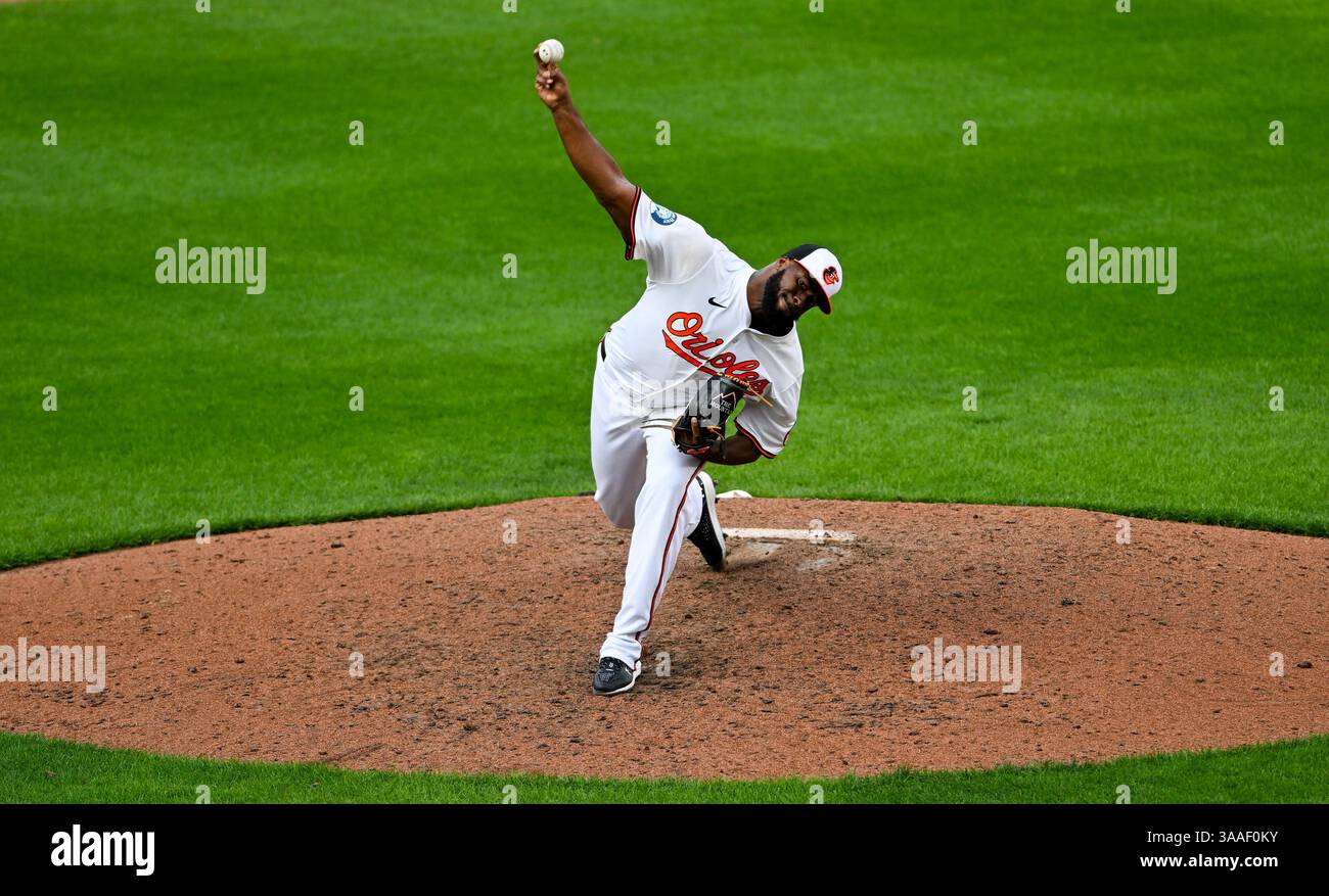 Baltimore, Usa. 31. März 2025. Der Baltimore Orioles Relief Pitcher Félix Bautista, der die gesamte Saison 2024 mit Tommy John Surgery verpasste, liefert am Montag, den 31. März 2025, während des neunten Inning des Heimspiels in Camden Yards in Baltimore, Maryland, an die Boston Red Sox. Baltimore gewann mit 8:5. Foto: David Tulis/UPI Credit: UPI/Alamy Live News Stockfoto