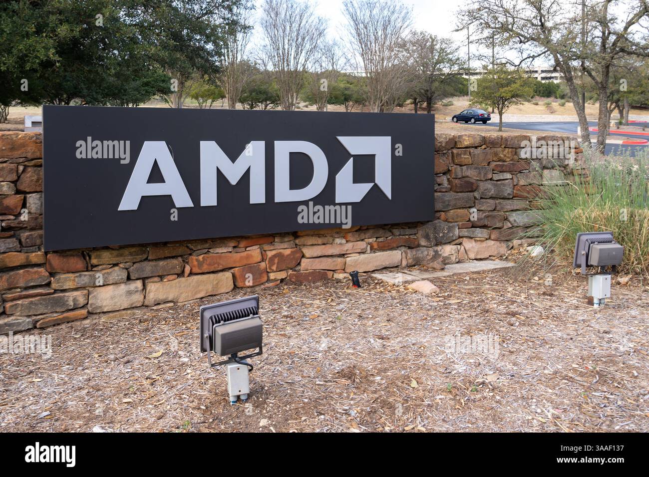 Austin, Texas, USA - 17. März 2022: Nahaufnahme des AMD-Schilds in seinem Büro in Austin, Texas, USA. Stockfoto