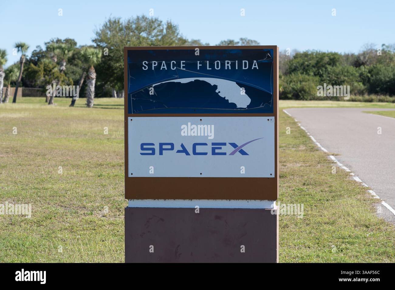 Cape Canaveral, FL, USA - 15. Januar 2022: Ein Schild für das SpaceX Launch and Landing Control Center und Space Florida in Cape Canaveral, FL, USA. Stockfoto