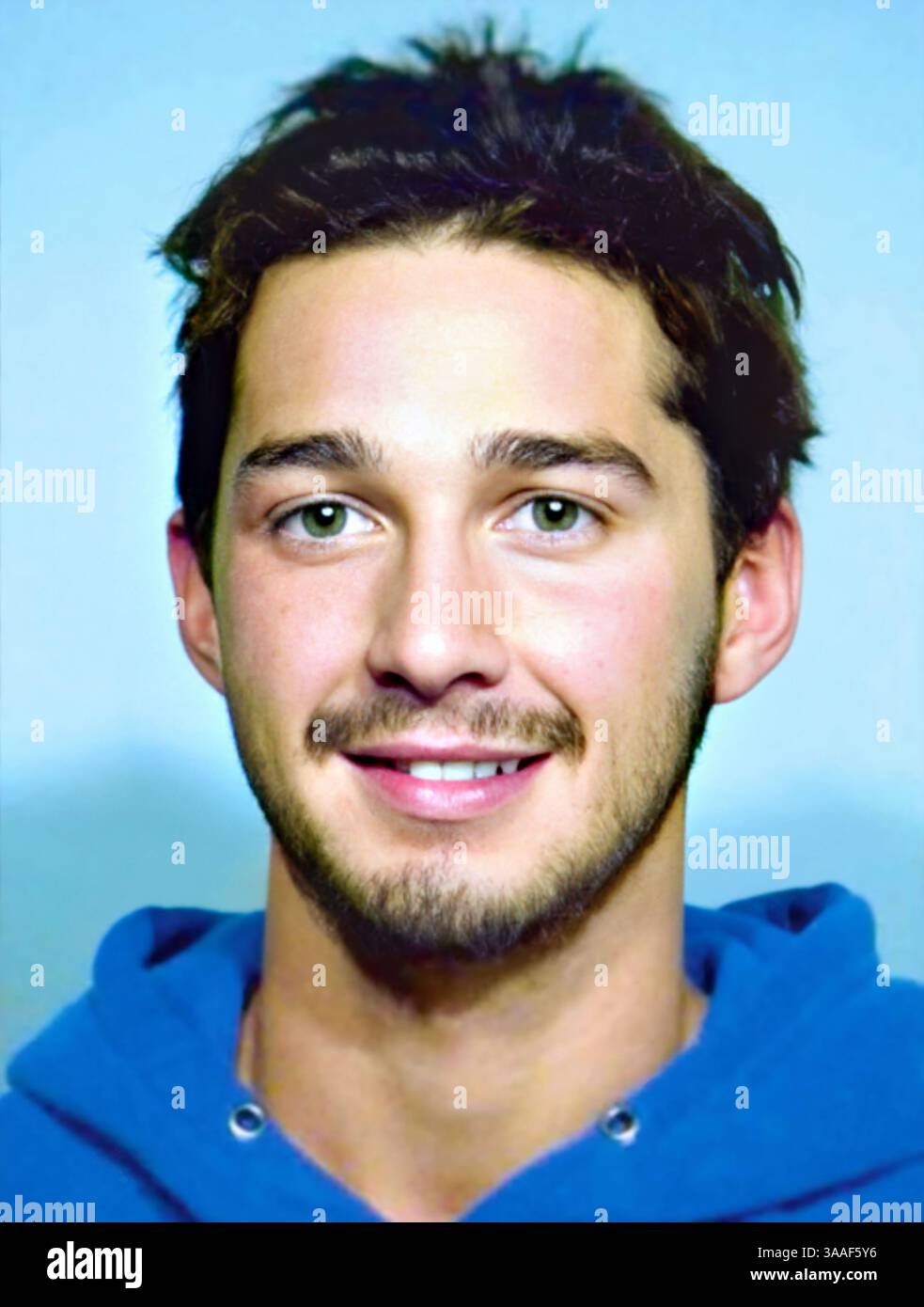 2014 , 26 juni , New York , USA : der us-amerikanische Filmschauspieler SHIA LaBeouf ( 11 . juni 1986 ) , der von der Polizei verhaftet wurde , weil er während einer Broadway-Vorstellung von „ Cabaret “ Menschen geschlagen hatte , wurde verhaftet , weil er eine aggressive Störung verursacht hatte . Die Handlung hörte nicht auf, sobald er Handschellen hatte, er wurde in eine Gesichtsmaske gesteckt, nachdem er Offiziere bedroht hatte und nicht aufhörte zu spucken. Unbekannter Fotograf. - GESCHICHTE - FOTO STORICHE - FASS-SHOT - FASS-SHOT - FOTO SEGNALETICA - ATTORE - FILM - KINO - ARRESTO - ARRESTATION - ARRESTATO DALLA POLIZIA - RITRATTO - PORTRÄT - ARCHIVIO GBB Stockfoto