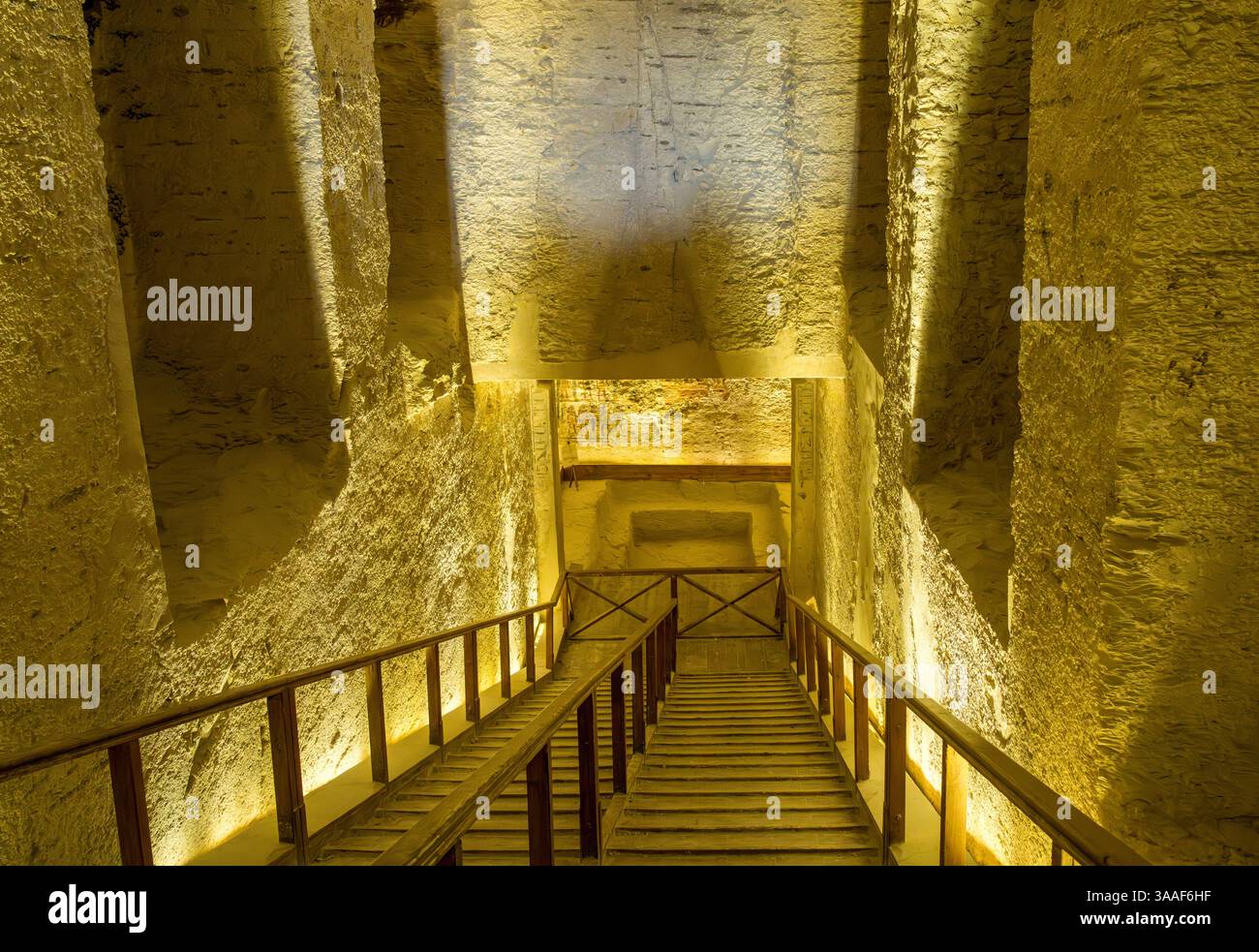 Holztreppe und Tunnel hinunter zur Grabkammer von Ramses IX. Im Tal der Könige bei Luxor Stockfoto