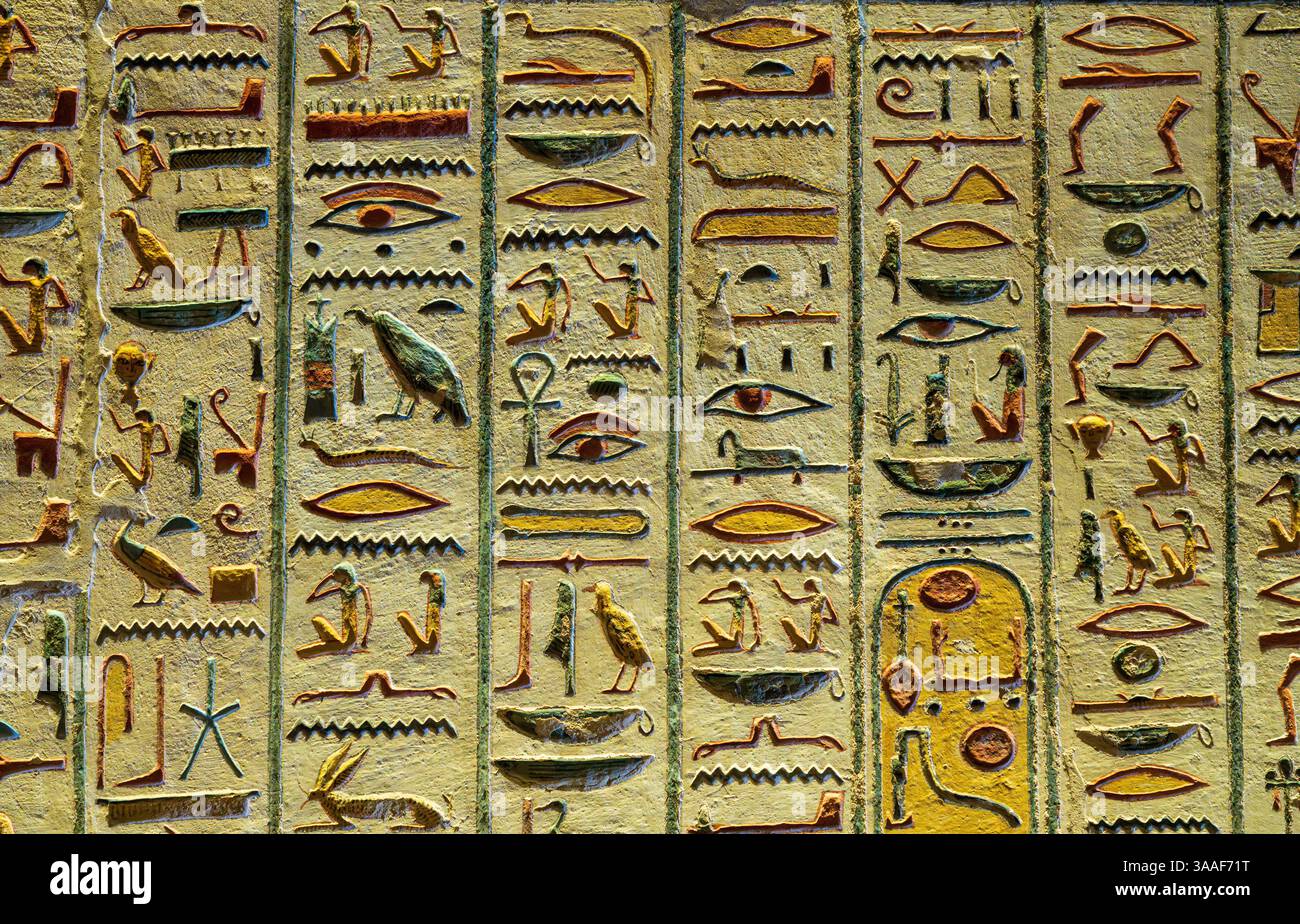 Detail der Hieroglyphensymbole an der Wand des Rameses IX. Grabes im Tal der Könige bei Luxor Ägypten Stockfoto