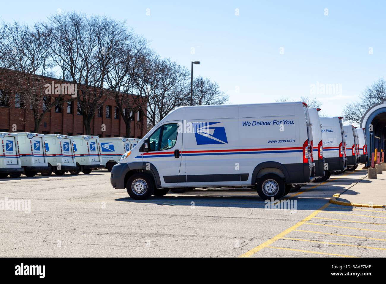 Oak Brook, Illinois, USA - 27. März 2022: USPS-Lieferfahrzeuge werden in Oak Brook, Illinois, USA, gezeigt. Stockfoto