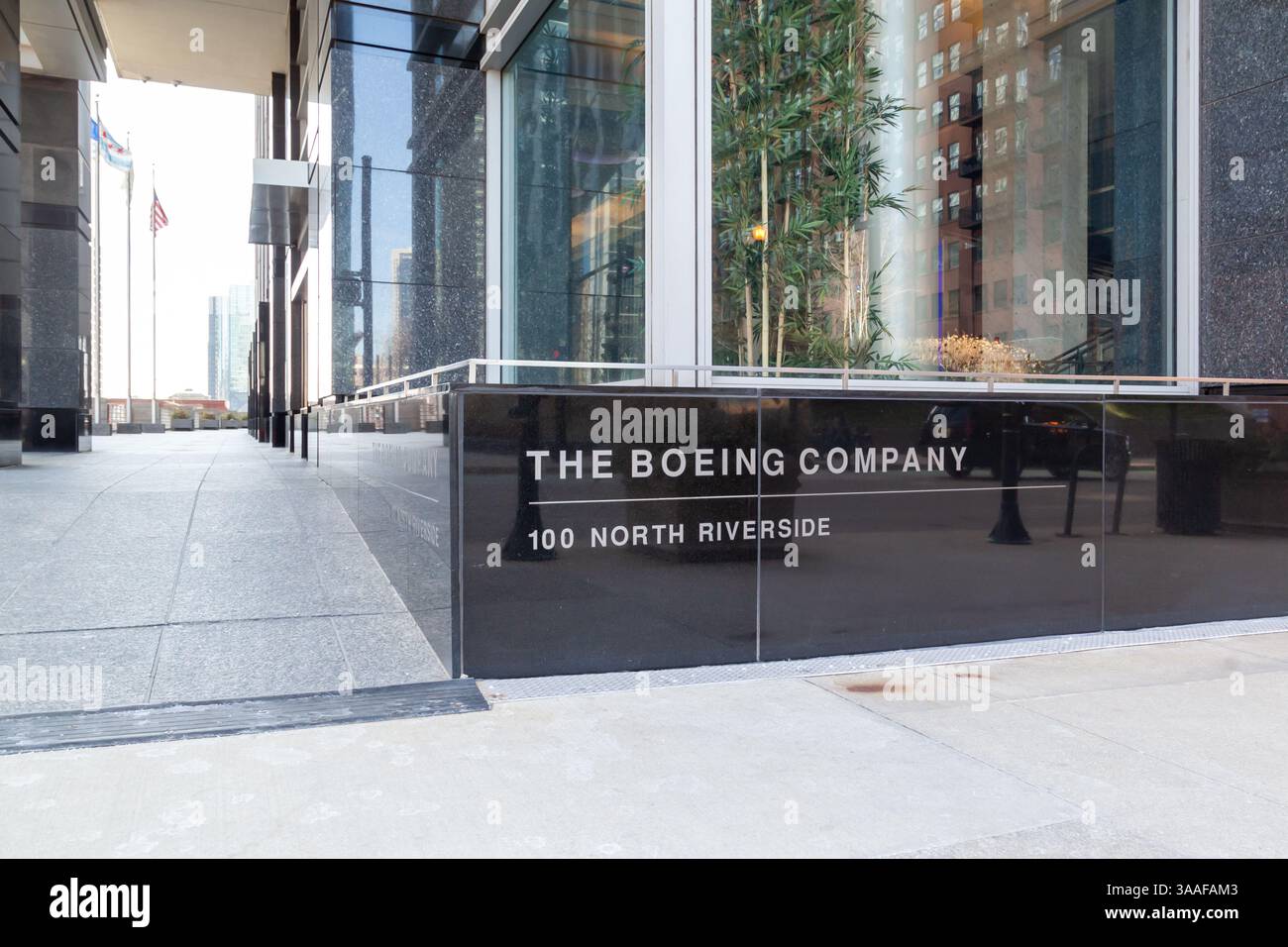 Chicago, Illinois, USA - 28. März 2022: Das Schild der Boeing Company an der Wand am Hauptsitz in Chicago, Illinois, USA. Stockfoto