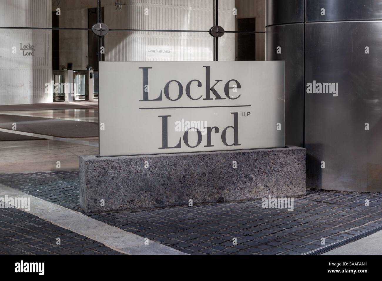 Chicago, Illinois, USA – 28. März 2022: Unterzeichnung der Anwaltskanzlei Locke Lord vor ihrem Büro in Chicago, Illinois, USA. Stockfoto