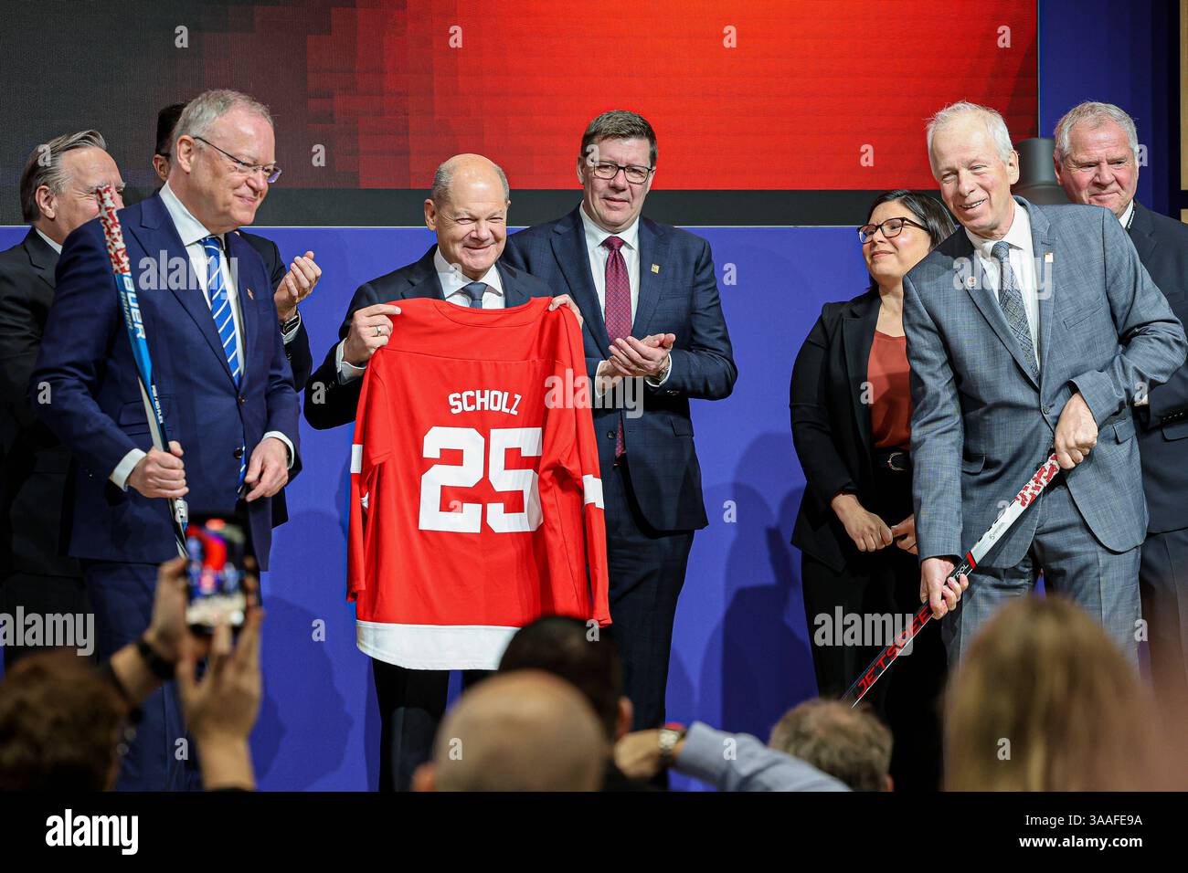 Messerundgang von Bundeskanzler Olaf Scholz Hannover Messe 2025: Halle 2, Stand B42, Kanada, Übergabe eines Eishockey-Trikots an Olaf Scholz SPD Bundeskanzler Stephan weil SPD Niedersächsischer Ministerpräsident StÃ phane Dion Sondergesandter für die Europäische Union und Europa des Partnerland Kanadas. Hannover Hannover Messe, Messegelände Niedersachsen, Region Hannover Deutschland *** Messerundgang durch Bundeskanzler Olaf Scholz Hannover Messe 2025 Halle 2, Stand B42, Kanada, Präsentation eines Eishockeytrikots an Olaf Scholz SPD-Bundeskanzler Stephan weil SPD-Ministerpräsident Stockfoto