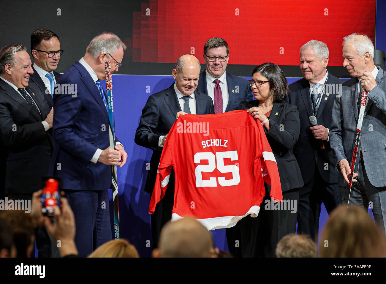 Messerundgang von Bundeskanzler Olaf Scholz Hannover Messe 2025: Halle 2, Stand B42, Kanada, Übergabe eines Eishockey-Trikots an Olaf Scholz SPD Bundeskanzler Stephan weil SPD Niedersächsischer Ministerpräsident StÃ phane Dion Sondergesandter für die Europäische Union und Europa des Partnerland Kanadas. Hannover Hannover Messe, Messegelände Niedersachsen, Region Hannover Deutschland *** Messerundgang durch Bundeskanzler Olaf Scholz Hannover Messe 2025 Halle 2, Stand B42, Kanada, Präsentation eines Eishockeytrikots an Olaf Scholz SPD-Bundeskanzler Stephan weil SPD-Ministerpräsident Stockfoto