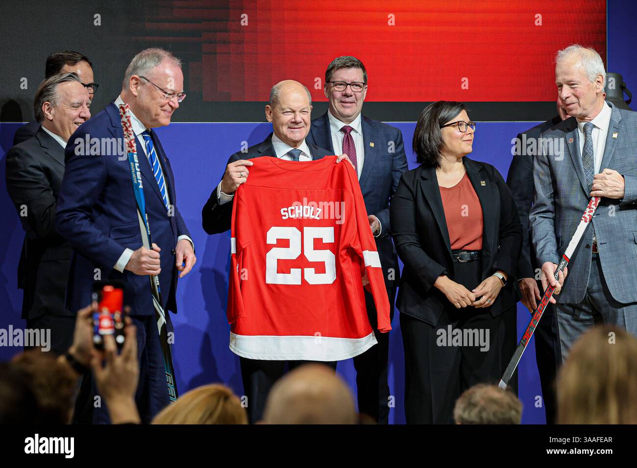 Messerundgang von Bundeskanzler Olaf Scholz Hannover Messe 2025: Halle 2, Stand B42, Kanada, Übergabe eines Eishockey-Trikots an Olaf Scholz SPD Bundeskanzler Stephan weil SPD Niedersächsischer Ministerpräsident StÃ phane Dion Sondergesandter für die Europäische Union und Europa des Partnerland Kanadas. Hannover Hannover Messe, Messegelände Niedersachsen, Region Hannover Deutschland *** Messerundgang durch Bundeskanzler Olaf Scholz Hannover Messe 2025 Halle 2, Stand B42, Kanada, Präsentation eines Eishockeytrikots an Olaf Scholz SPD-Bundeskanzler Stephan weil SPD-Ministerpräsident Stockfoto