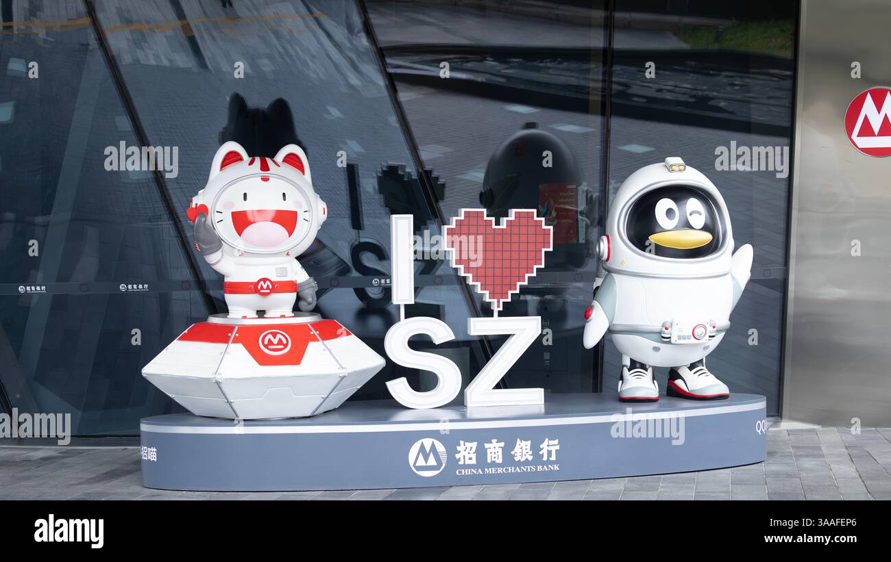 Shenzhen, China März 31 2025: In Nanshan werden die Maskottchen der tencent- und China-Händler ausgestellt. CMB ist eine der größten Banken in china Stockfoto