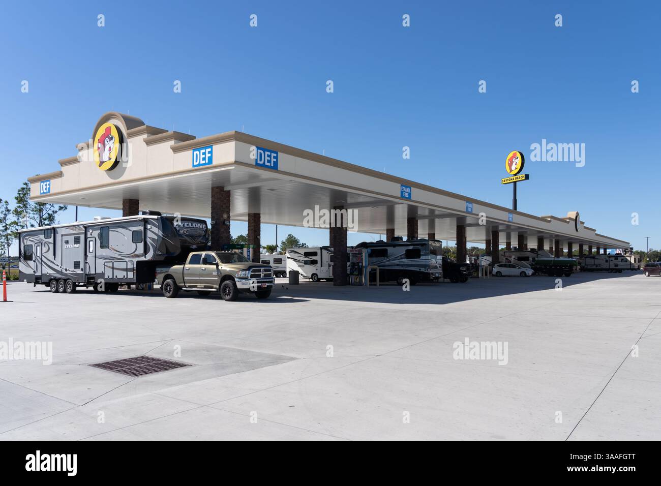 Daytona Beach, FL, USA - 17. Januar 2022: Eine Buc-EE-Tankstelle in Daytona Beach, FL, USA. Stockfoto Daytona Beach, FL, USA - 17. Januar 2022: Eine Buc-EE-Tankstelle in Daytona Beach, FL, USA. Stockfoto