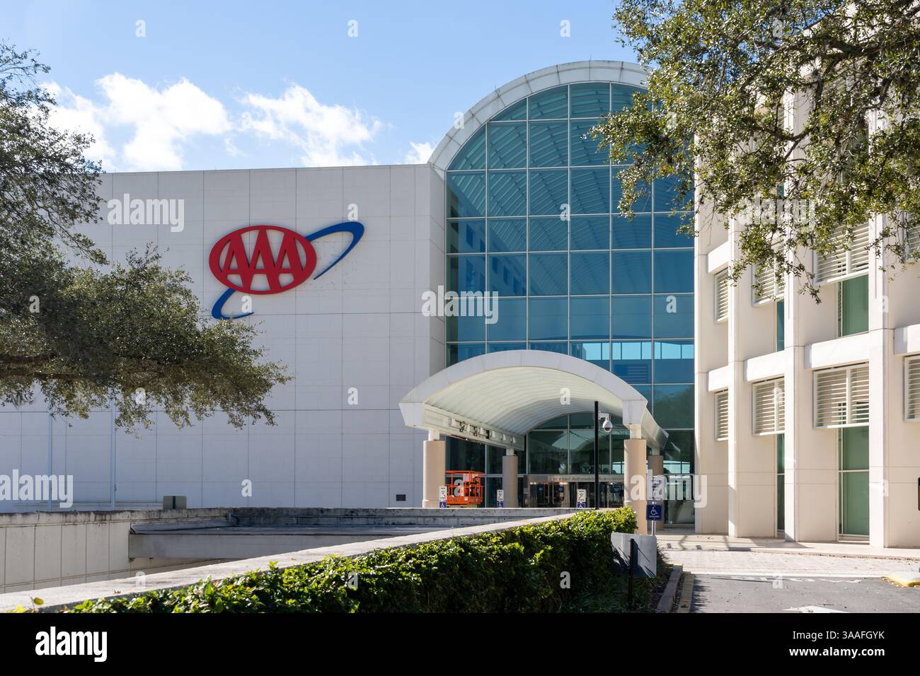 Lake Mary, FL, USA - 17. Januar 2022: AAA-Hauptsitz in Lake Mary, FL, USA. Die AAA (American Automobile Association) ist eine Vereinigung von Automobilclubs. Stockfoto