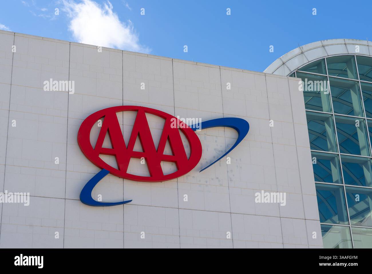 Lake Mary, FL, USA - 17. Januar 2022: AAA-Hauptsitz in Lake Mary, FL, USA. Die AAA (American Automobile Association) ist eine Vereinigung von Automobilclubs. Stockfoto