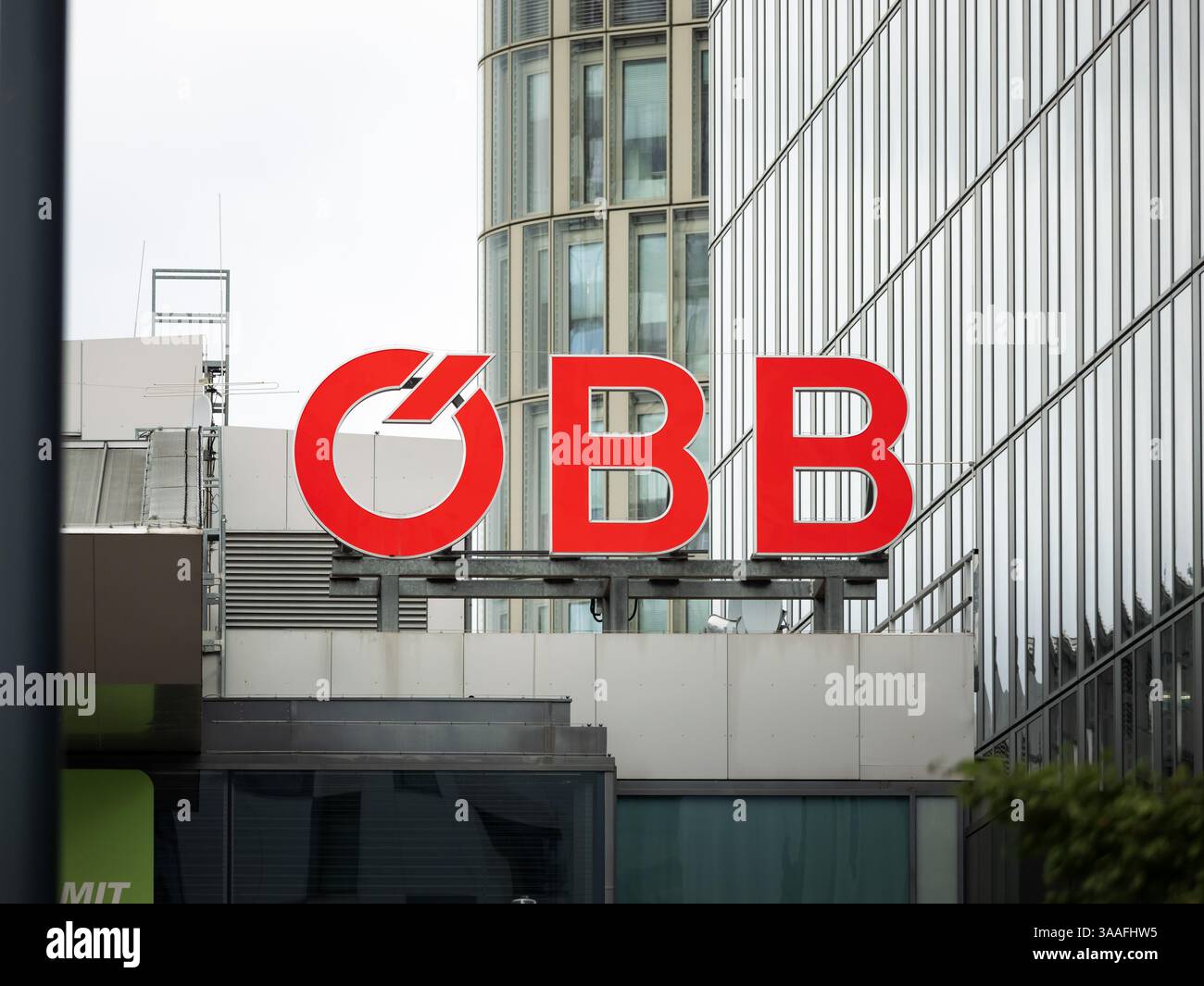 ÖBB-Logozeichen der Staatsgesellschaft Österreichische Bundesbahnen. Eingang zum Wiener Hauptbahnhof. Stockfoto