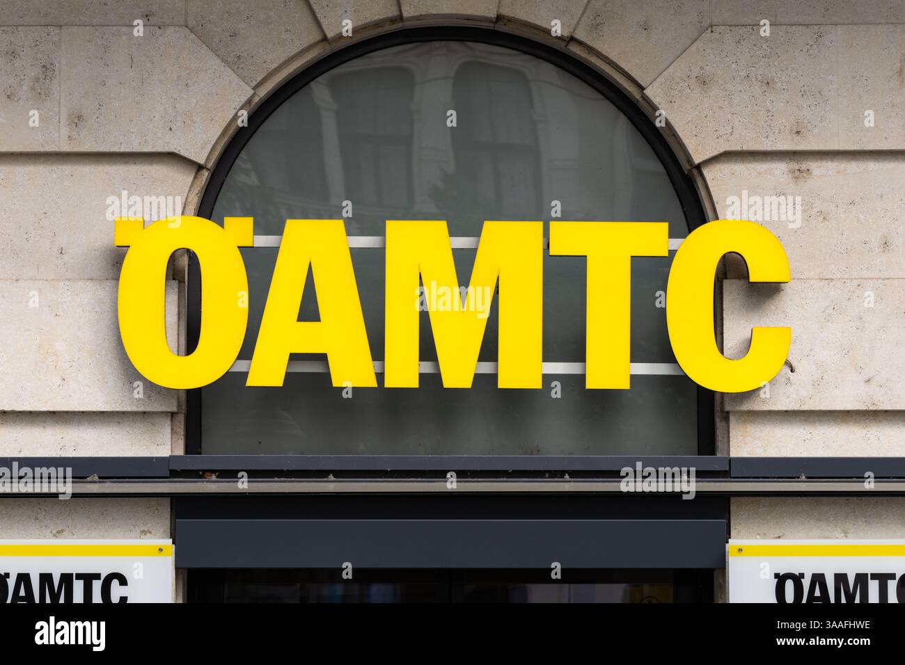 ÖAMTC-Logozeichen des österreichischen Automobilclubs in Wien. Nahaufnahme der Beschilderung an der Außenfassade des Gebäudes. Mobilitätsassoziation hilft bei der Assistenz. Stockfoto
