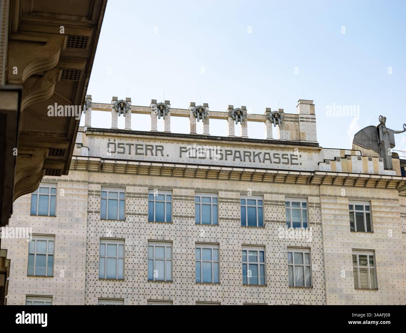 Schild der Wiener Österreichischen Postsparkasse an der Gebäudeaußenseite. Fassade des Postsparkassenamtes. Stockfoto