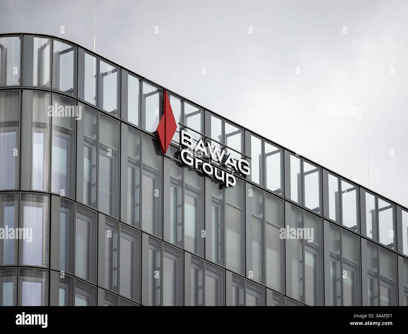 Logo der BAWAG Group der Bank in Österreich. Bürogebäude außen in der Hauptstadt Wien. Privatkundengeschäft und Finanzdienstleistungen. Stockfoto