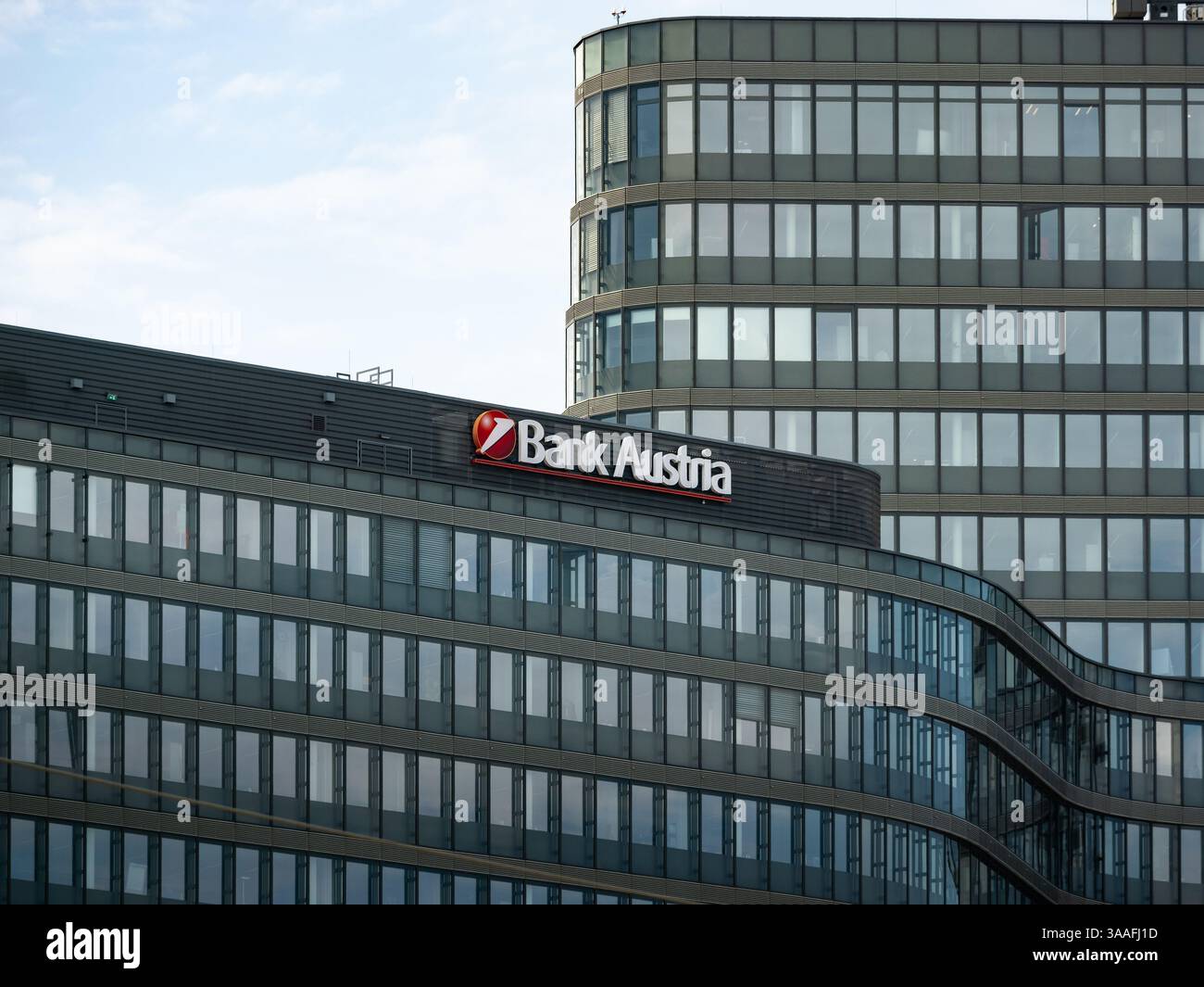 Logo der Bank Austria auf einem Bürogebäude. Das Unternehmen ist eine Marke der UniCredit Bank Austria. Multinationales Angebot von Finanzdienstleistungen Stockfoto