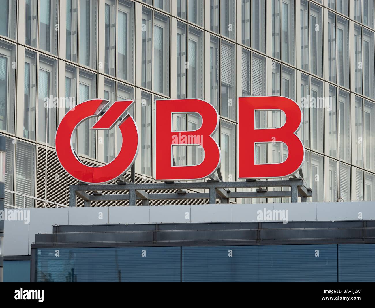 ÖBB-Logozeichen der Staatsgesellschaft Österreichische Bundesbahnen. Eingang zum Hauptbahnhof in Wien. Stockfoto
