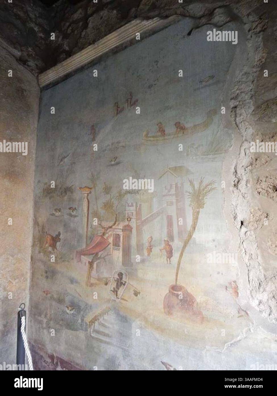 IX.5,9 Pompeji. Juni 2019. Zimmer 8, Nordwand am Westende, Wandmalerei mit Pygmäen und eine Flussszene. Stockfoto