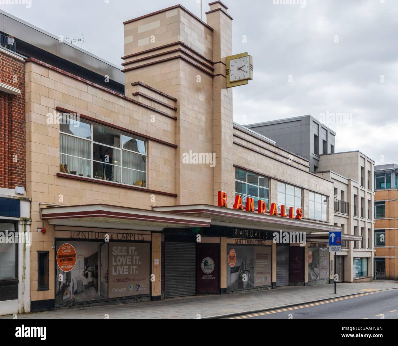 Randalls Möbelgeschäft in einem ehemaligen Kinogebäude im Art déco-Stil in Uxbridge, London, England, Großbritannien Stockfoto