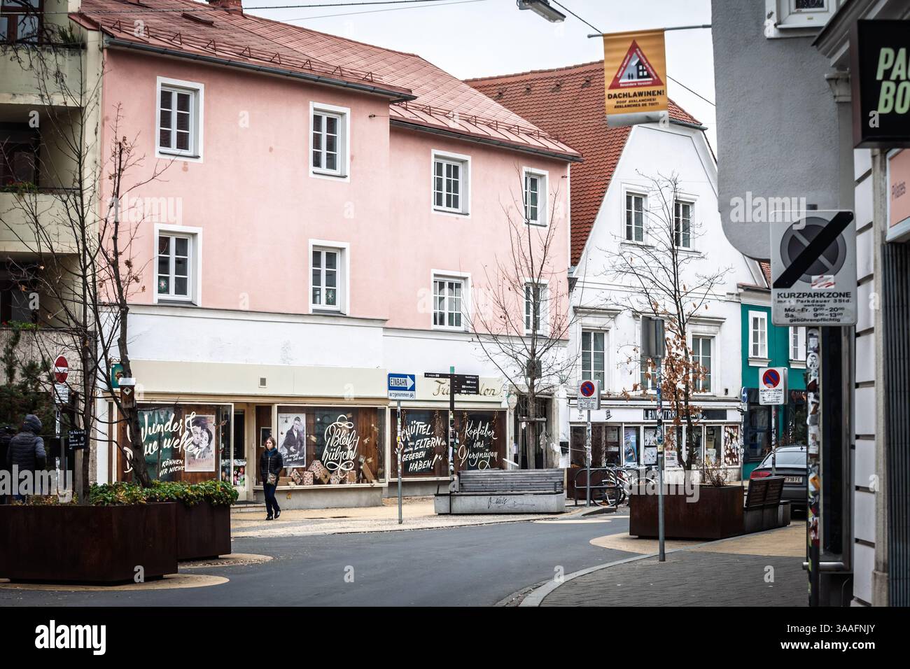 GRAZ, ÖSTERREICH - 17. DEZEMBER 2024: Typisch fußgängerfreundlicher österreichischer Straßenblick im Zentrum von Graz mit Wohnhäusern, lokalen Geschäften, an Stockfoto
