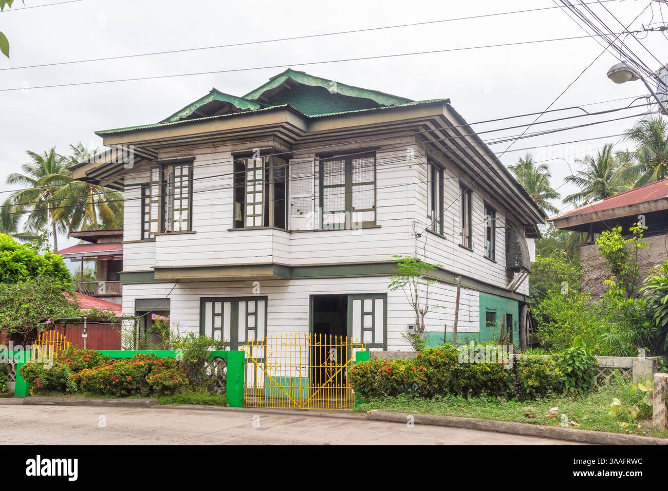 Altes Volkshaus in einer ruhigen kleinen Stadt in Camiguin, Philippinen, mit traditionellem Design und einheimischem Handwerk, das die lokale Kultur widerspiegelt Stockfoto Altes Volkshaus in einer ruhigen kleinen Stadt in Camiguin, Philippinen, mit traditionellem Design und einheimischem Handwerk, das die lokale Kultur widerspiegelt Stockfoto