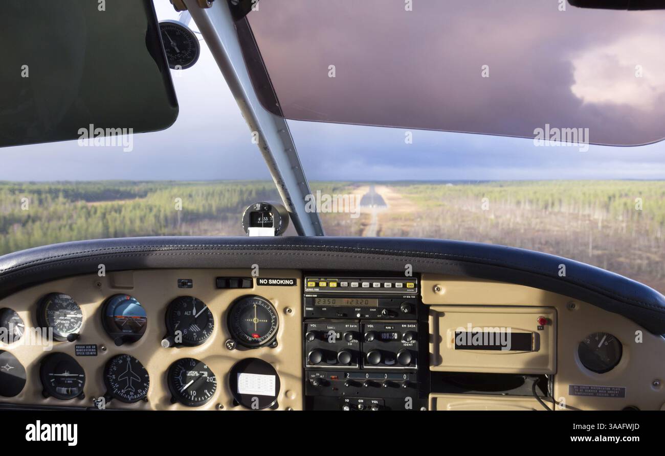 Cockpit-Ansicht von Kleinflugzeugen von Start-und Landebahn Stockfoto