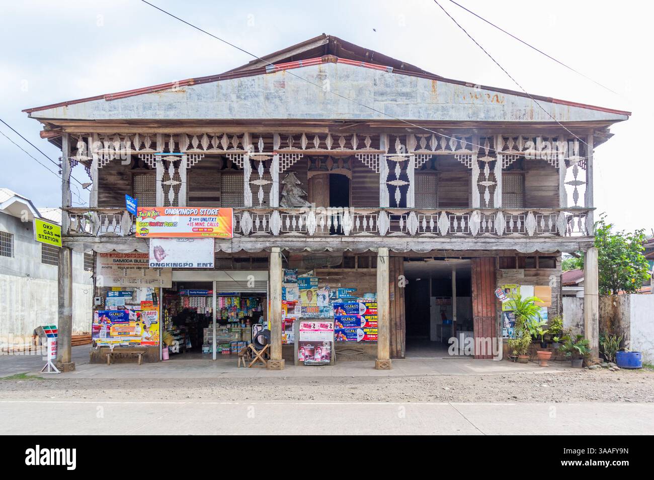 Lokales Shophouse in camiguin mit Geschäft im Erdgeschoss und Wohnbereich darüber in einer Stadt in Camiguin, Philippinen Stockfoto Lokales Shophouse in camiguin mit Geschäft im Erdgeschoss und Wohnbereich darüber in einer Stadt in Camiguin, Philippinen Stockfoto