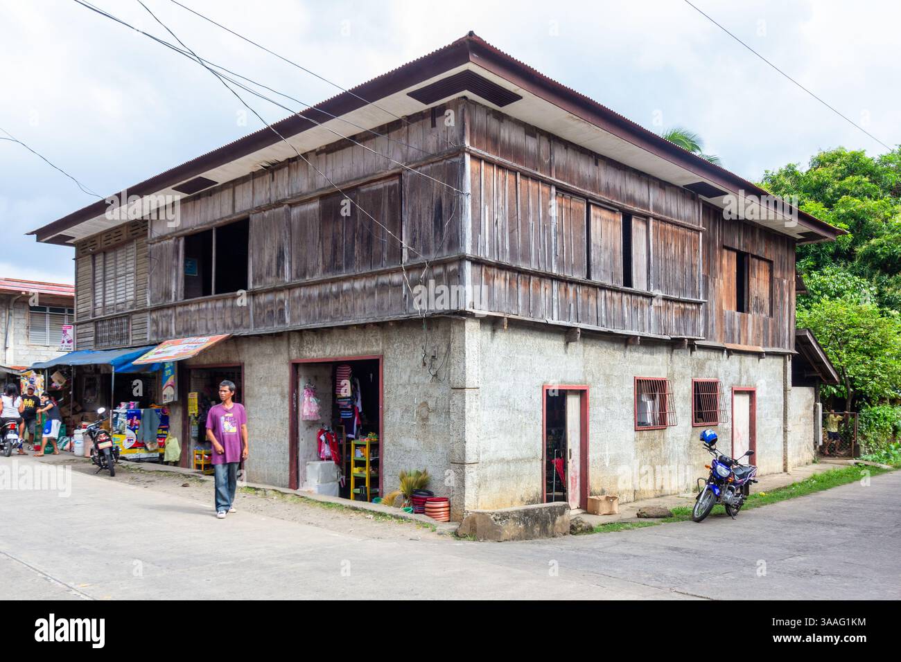 Lokales Shophouse in camiguin mit Geschäft im Erdgeschoss und Wohnbereich darüber in einer Stadt in Camiguin, Philippinen Stockfoto Lokales Shophouse in camiguin mit Geschäft im Erdgeschoss und Wohnbereich darüber in einer Stadt in Camiguin, Philippinen Stockfoto