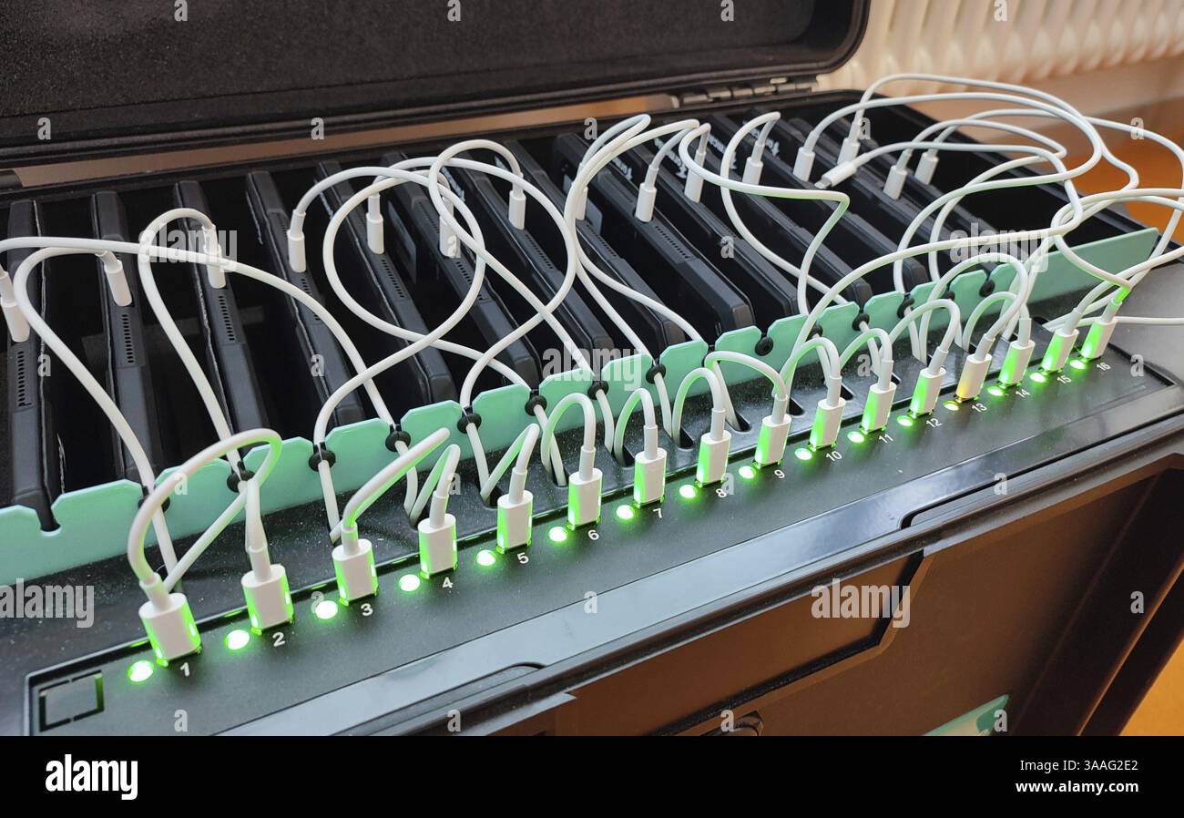 Mehrfachladegerät mit kabelgebundenen Anschlüssen und beleuchteten Leuchten Stockfoto