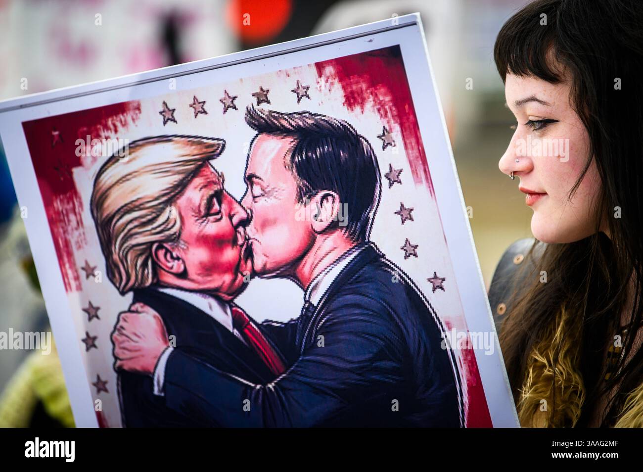 Demonstranten stehen an der Shelburne Road in South Burlington, VT, in der Nähe eines Tesla-Deslerschiffes, um gegen die Aktionen des Tesla-CEO Elon Musk zu protestieren. Stockfoto