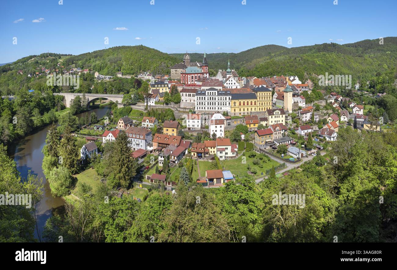 Blick auf die Stadt Loket am Fluss Cheb, Loket, Böhmen, Westböhmen, Karlsbad, Region Karlsbad, Karlovarsky kraj, Tschechische Republik, Ceski¿½ Stockfoto