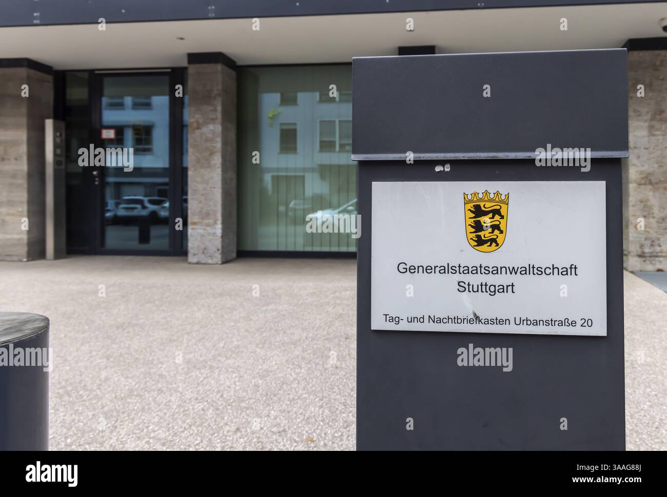 Ein Schild mit Staatswappen auf einem Gebäude. Generalstaatsanwaltschaft Stuttgart, Baden-Württemberg, Deutschland, Europa Stockfoto