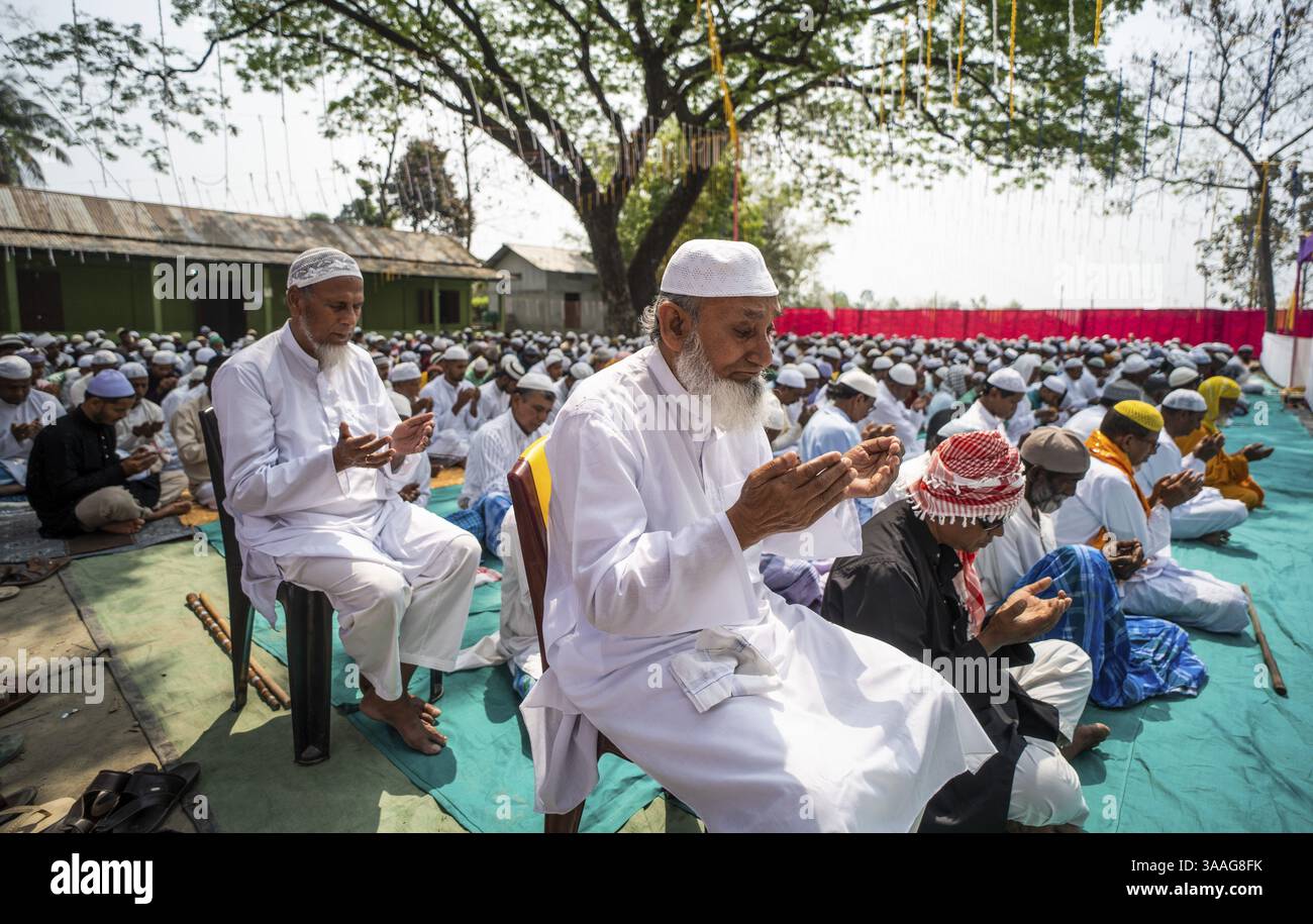 KAYAKUCHI, INDIEN – MÄRZ 31: Muslime führen am 31. März 2025 Eid al-Fitr-Gebet in Eidgah in Kayakuchi, Indien, durch. Muslime auf der ganzen Welt sind feierlich Stockfoto