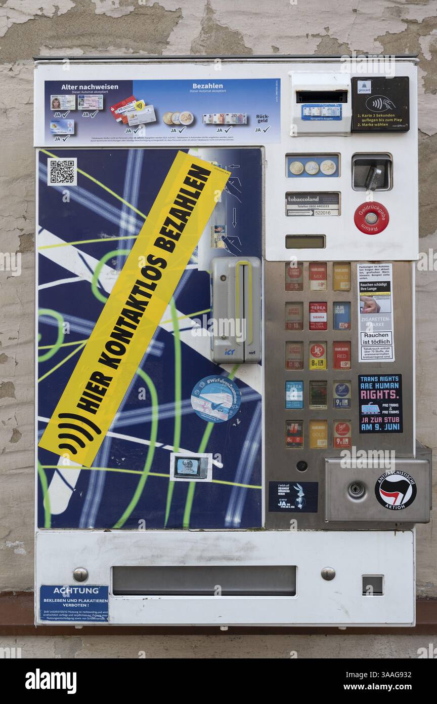 Moderner Zigarettenautomat, Bargeld und Kartenzahlung möglich, Bayern, Deutschland, Europa Stockfoto