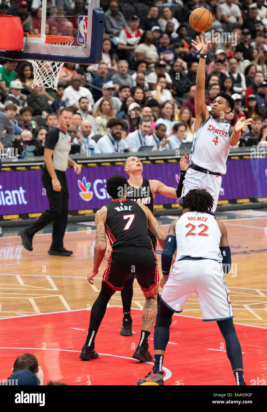 Washington, USA. 31. März 2025. WASHINGTON, DC - MÄRZ 31: Washington Wizards Wächter Jaylen Martin (4) lobt bei einem NBA-Spiel zwischen den Washington Wizards und den Miami Heat am 31. März 2025 in der Capital One Arena in Washington, DC. (Foto: Tony Quinn/SipaUSA) Credit: SIPA USA/Alamy Live News Stockfoto