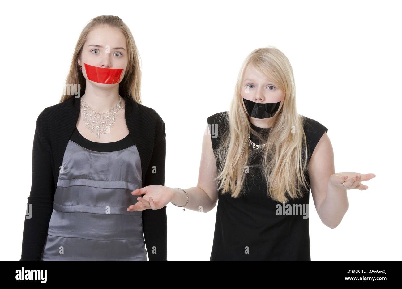 Zwei schöne Mädchen mit ihren Mund mit Klebeband abgeklebt Stockfoto