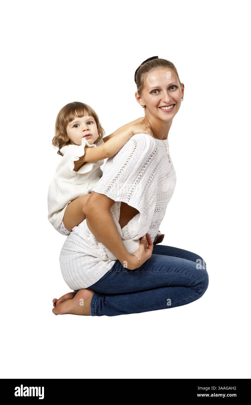 Mutter und Tochter sitzen im Studio auf weißem Hintergrund Stockfoto