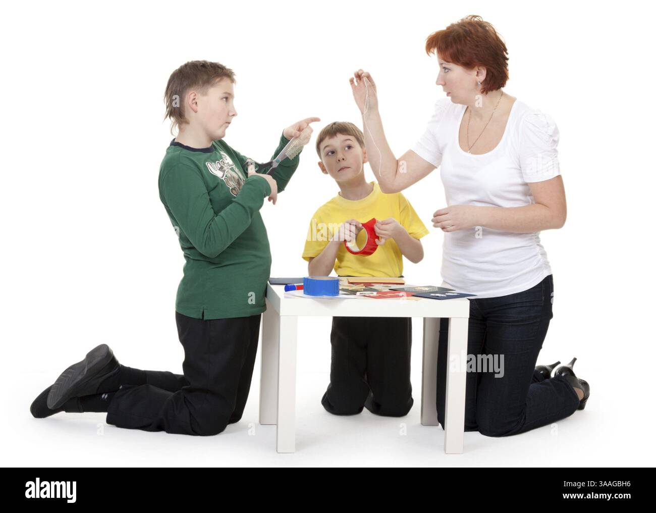 Mutter mit Kindern im Scrapbooking-Tabelle Stockfoto